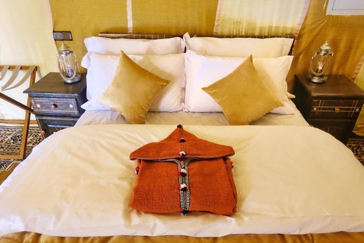 Sahara Majestic Luxury Camp Hotel Merzouga Exterior photo A bathrobe on a bed