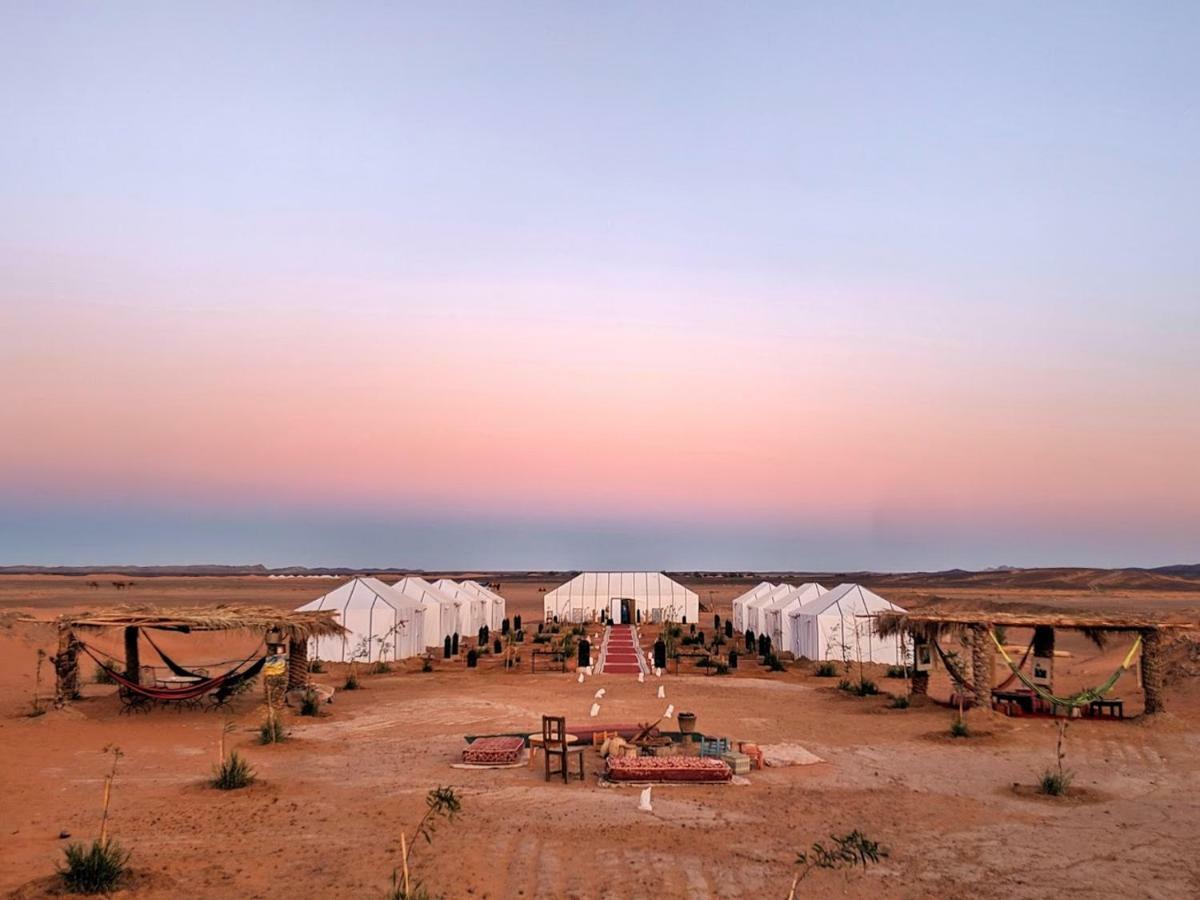 Sahara Majestic Luxury Camp Hotel Merzouga Exterior photo The camp at sunset